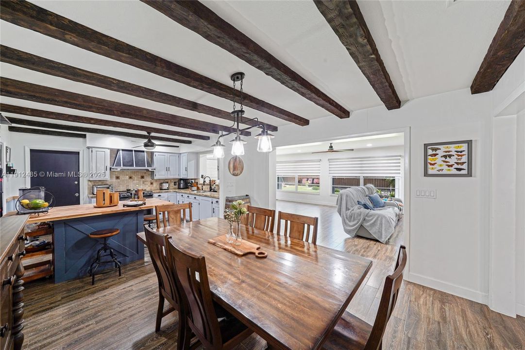 Activo con contrato: $815,000 (3 camas, 3 baños, 2416 Pies cuadrados)