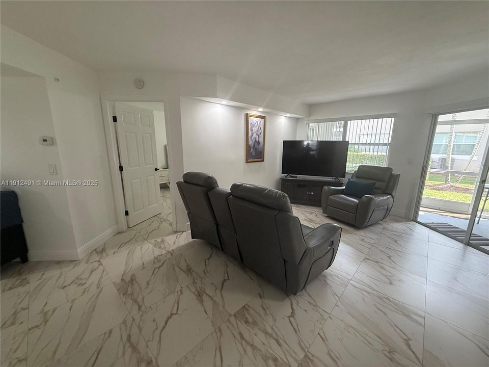 待售: $249,000 (2 贝兹, 2 浴室, 1070 平方英尺)