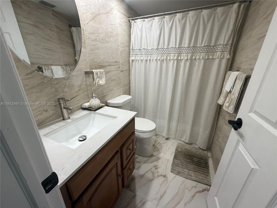 待售: $249,000 (2 贝兹, 2 浴室, 1070 平方英尺)