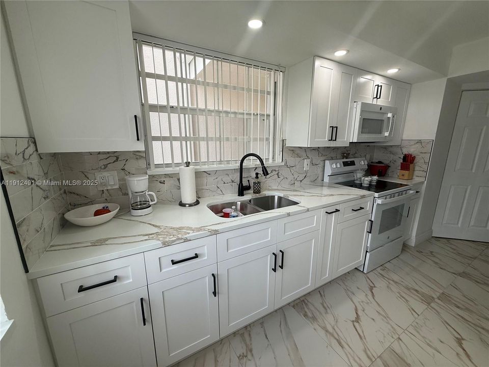 待售: $249,000 (2 贝兹, 2 浴室, 1070 平方英尺)