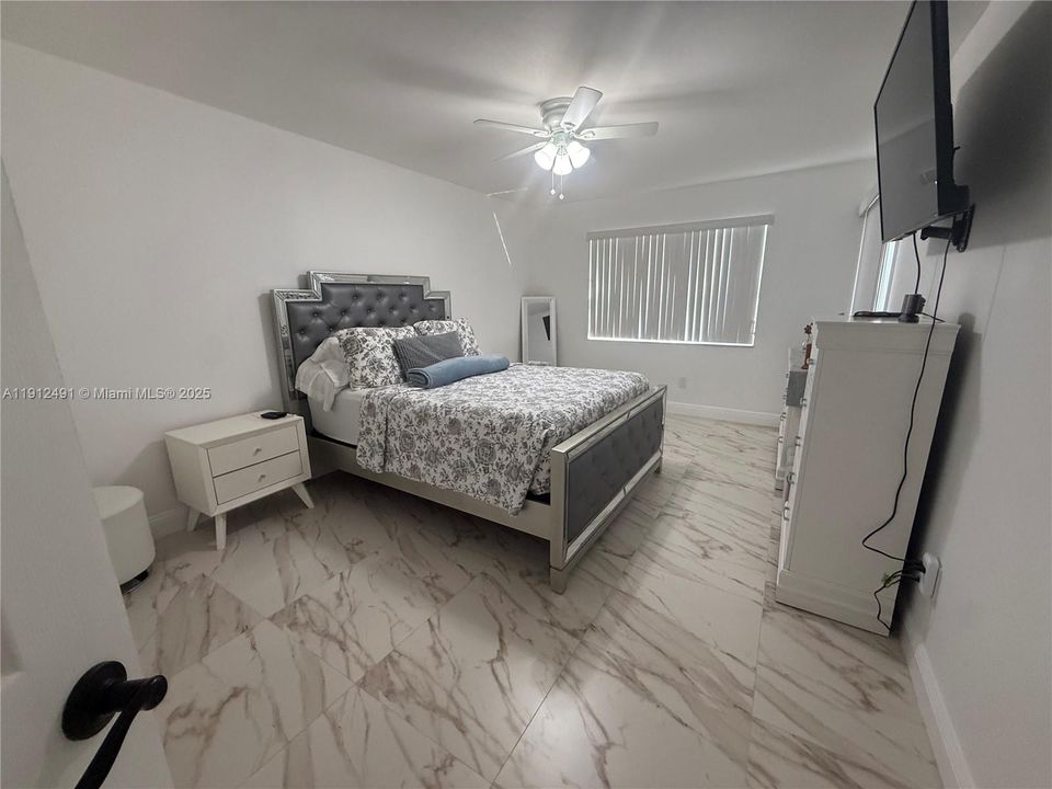 待售: $249,000 (2 贝兹, 2 浴室, 1070 平方英尺)