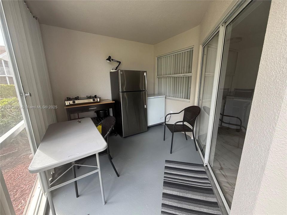 待售: $249,000 (2 贝兹, 2 浴室, 1070 平方英尺)