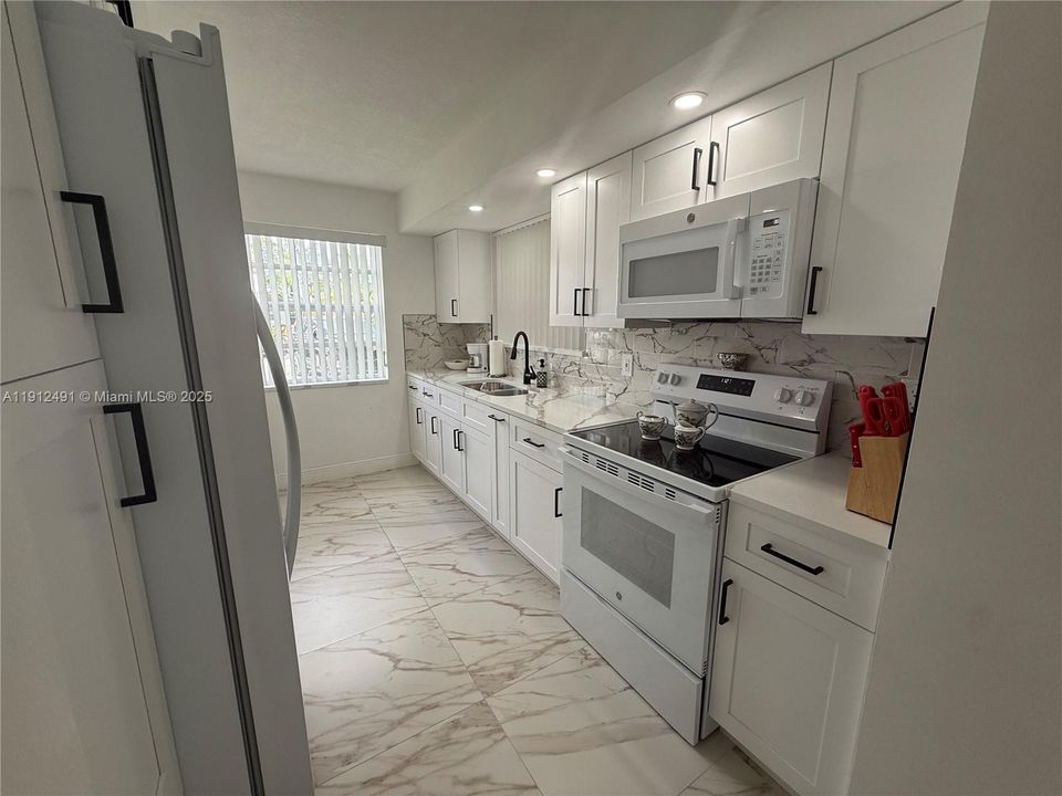 待售: $249,000 (2 贝兹, 2 浴室, 1070 平方英尺)