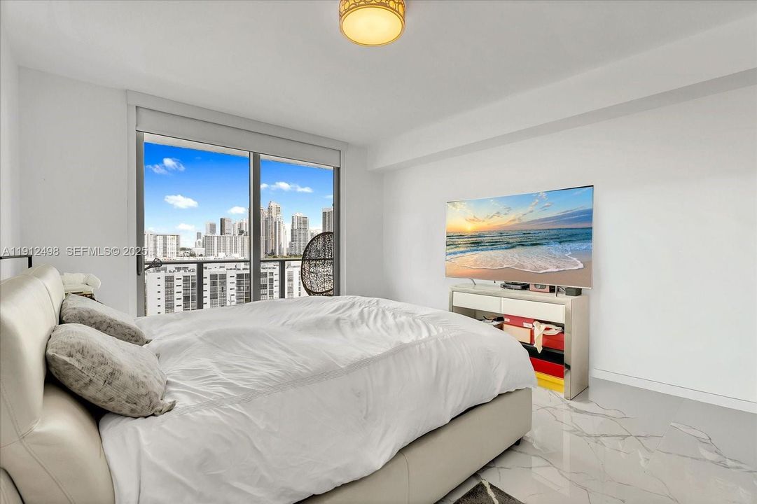 For Sale: $1,150,000 (2 beds, 3 baths, 1524 Square Feet)