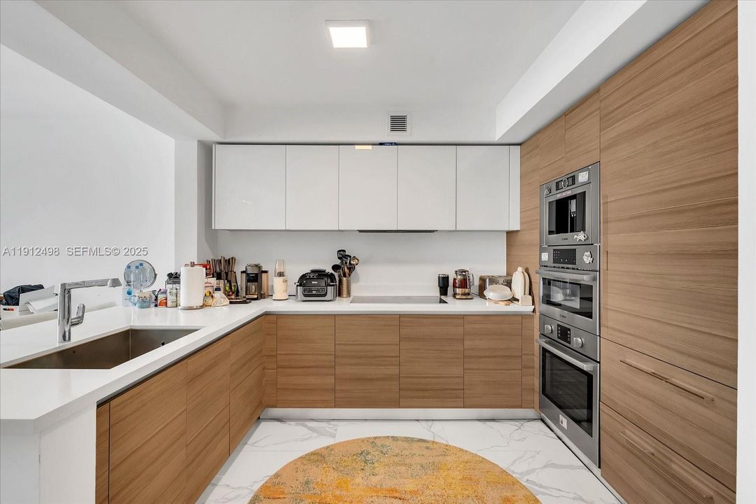 For Sale: $1,150,000 (2 beds, 3 baths, 1524 Square Feet)