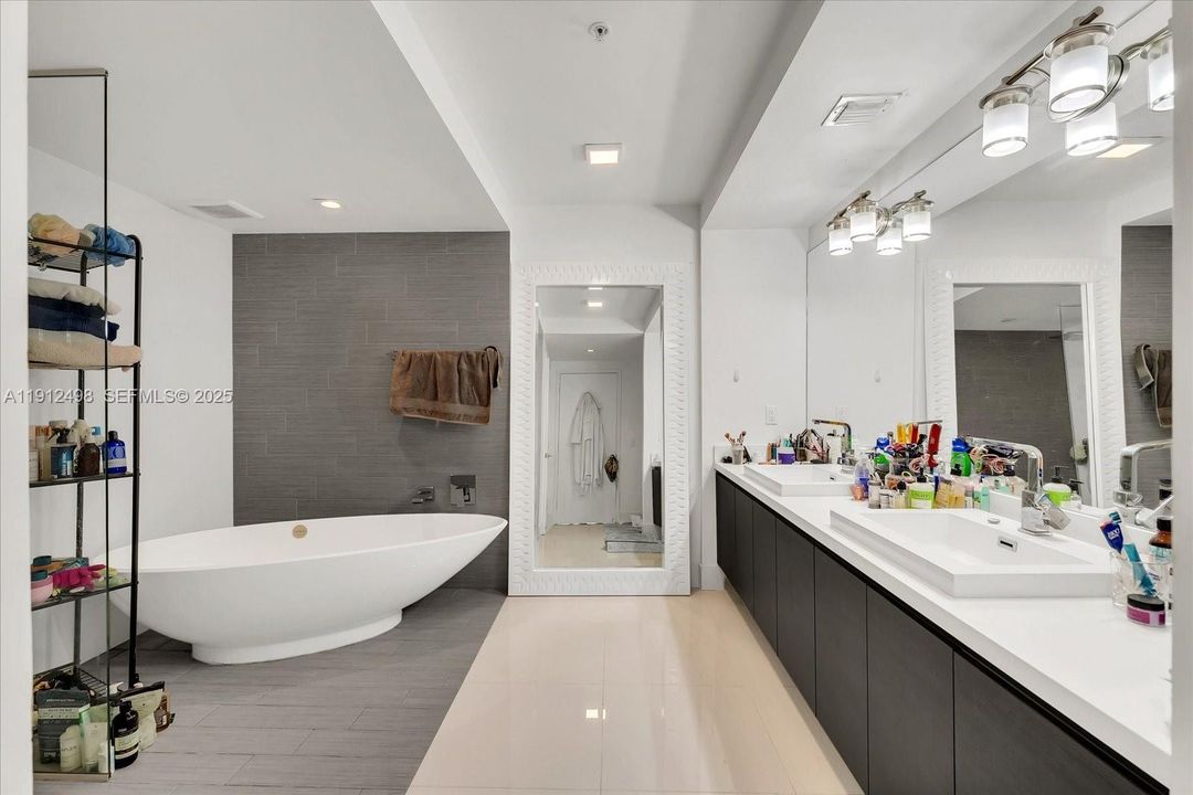 For Sale: $1,150,000 (2 beds, 3 baths, 1524 Square Feet)