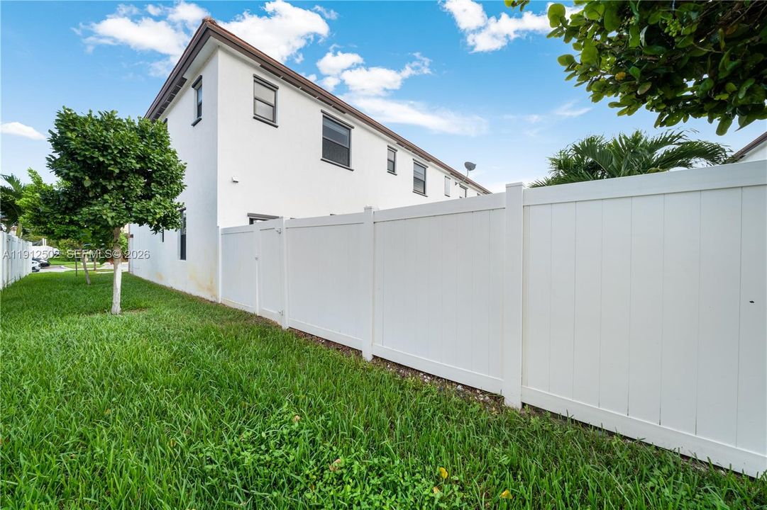 Под контрактом: $485,000 (3 спален, 2 ванн, 1412 Квадратных фут)