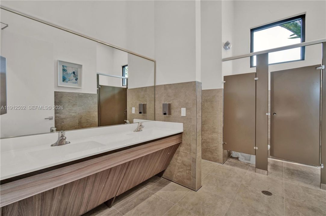 Под контрактом: $485,000 (3 спален, 2 ванн, 1412 Квадратных фут)