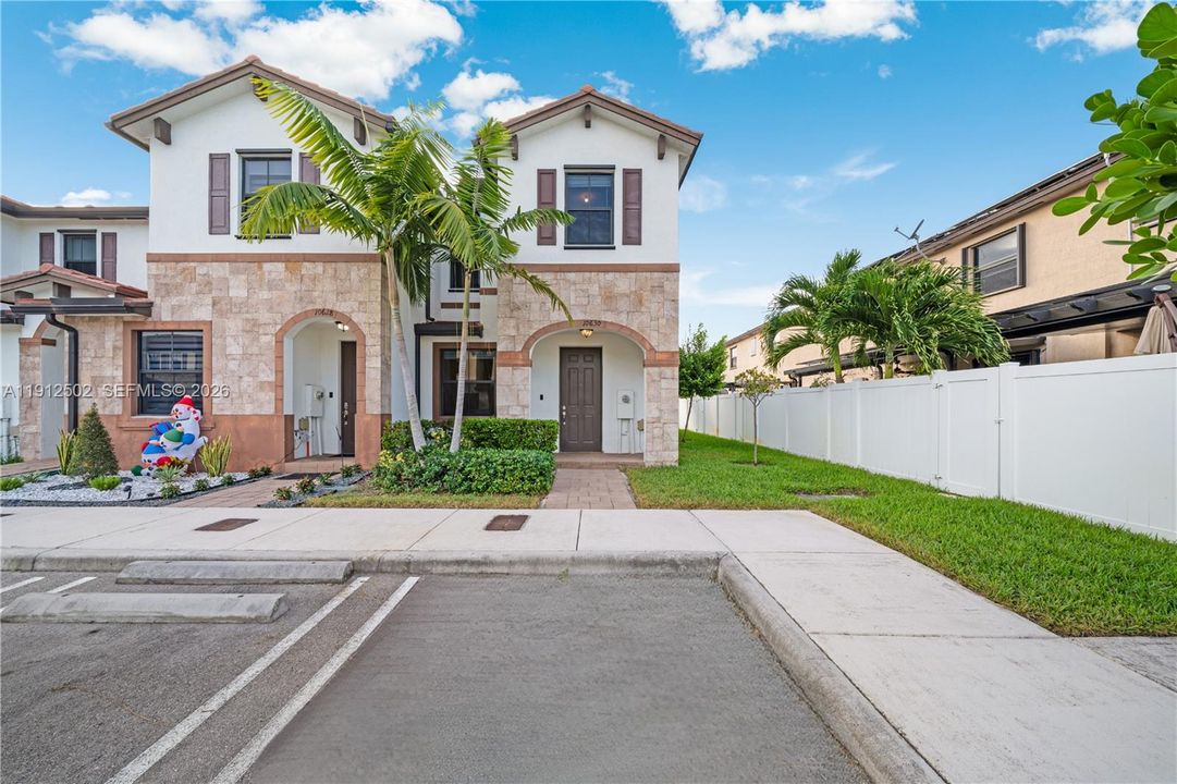 Под контрактом: $485,000 (3 спален, 2 ванн, 1412 Квадратных фут)