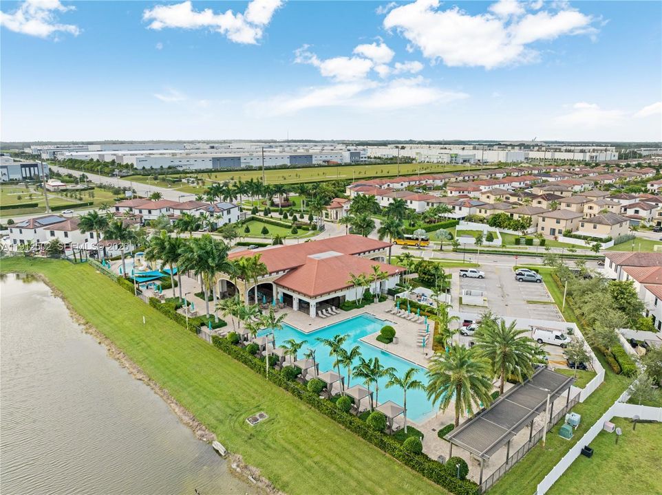 Под контрактом: $485,000 (3 спален, 2 ванн, 1412 Квадратных фут)