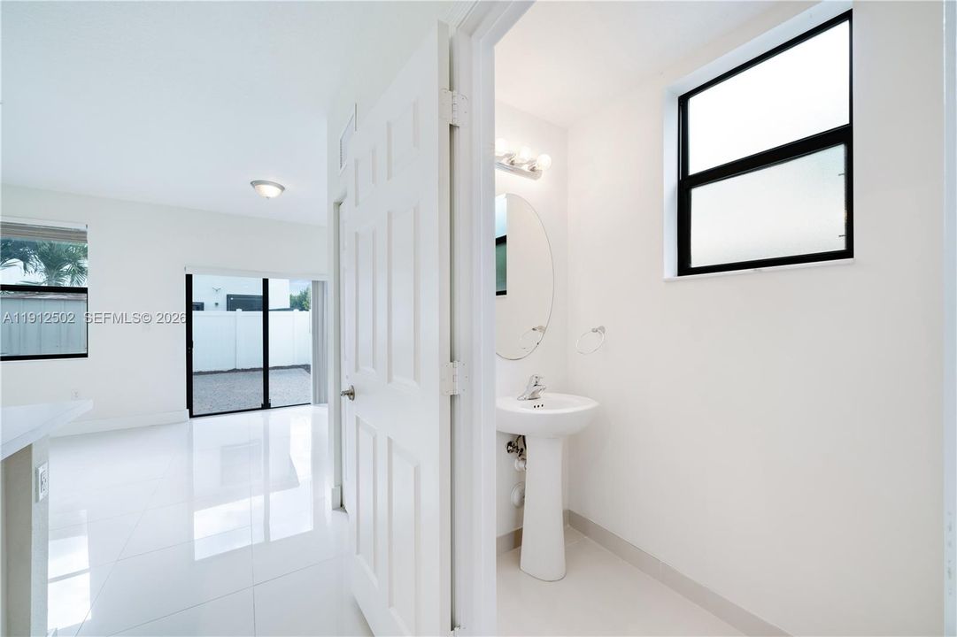 Под контрактом: $485,000 (3 спален, 2 ванн, 1412 Квадратных фут)