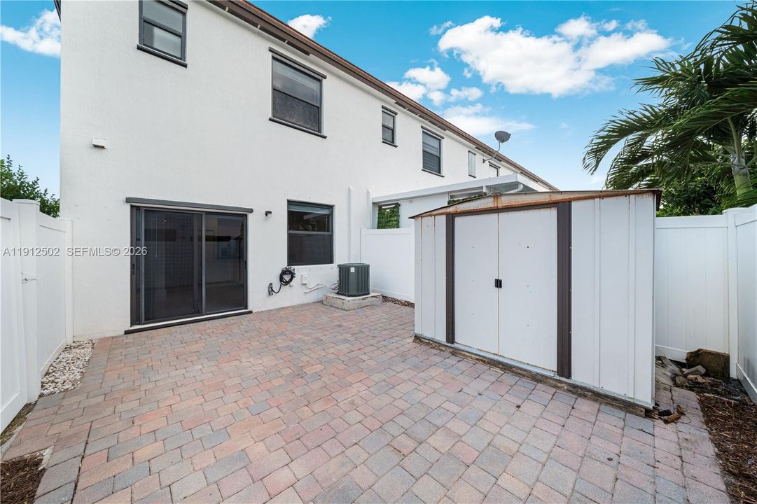 Под контрактом: $485,000 (3 спален, 2 ванн, 1412 Квадратных фут)