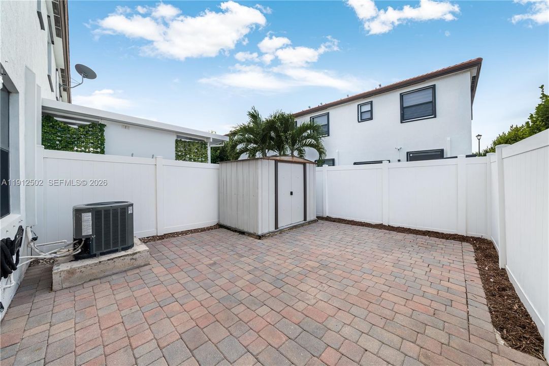 Под контрактом: $485,000 (3 спален, 2 ванн, 1412 Квадратных фут)