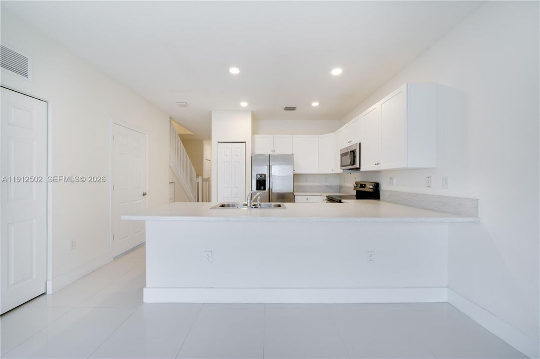 Под контрактом: $485,000 (3 спален, 2 ванн, 1412 Квадратных фут)