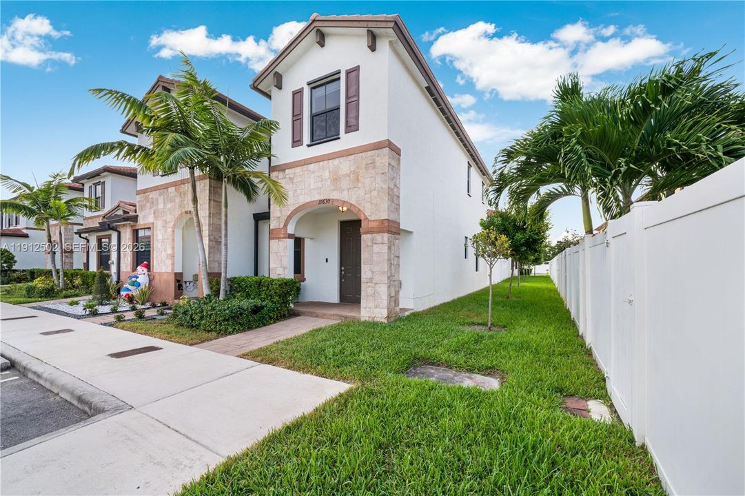 Под контрактом: $485,000 (3 спален, 2 ванн, 1412 Квадратных фут)