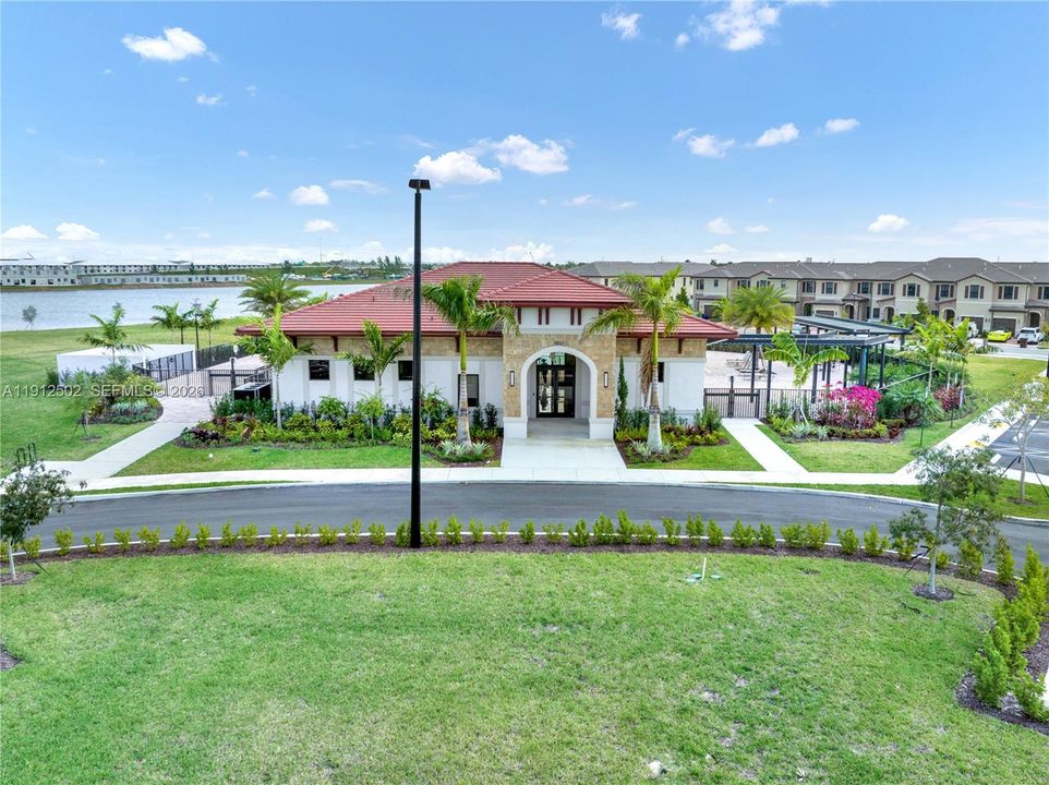 Под контрактом: $485,000 (3 спален, 2 ванн, 1412 Квадратных фут)