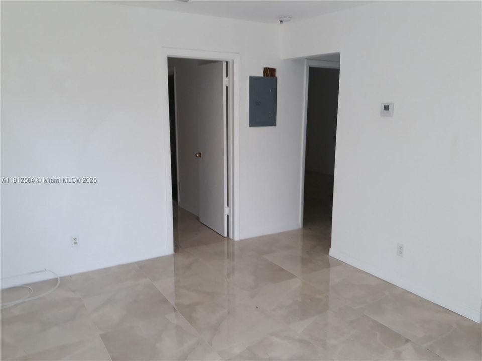 Recently Rented: $1,700 (2 beds, 1 baths, 750 Square Feet)