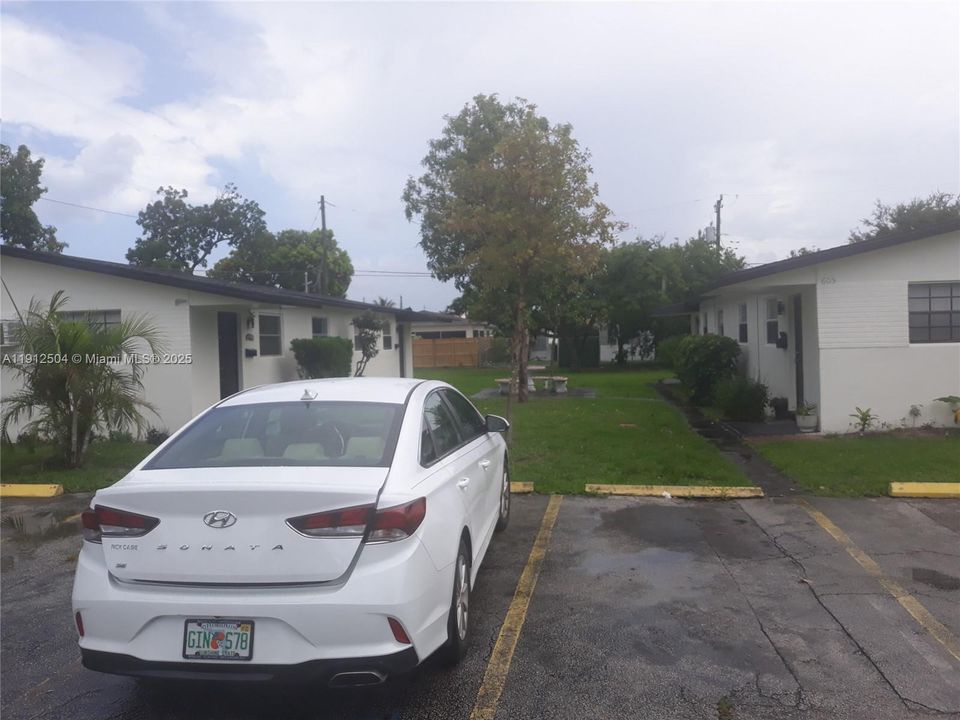 Recently Rented: $1,700 (2 beds, 1 baths, 750 Square Feet)