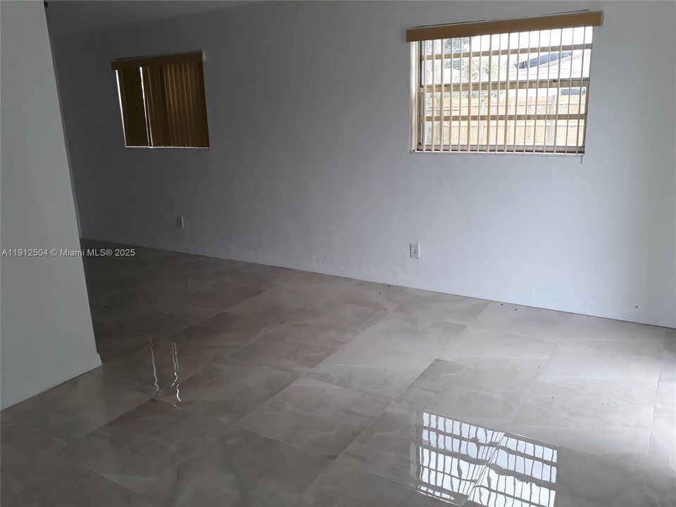 Recently Rented: $1,700 (2 beds, 1 baths, 750 Square Feet)