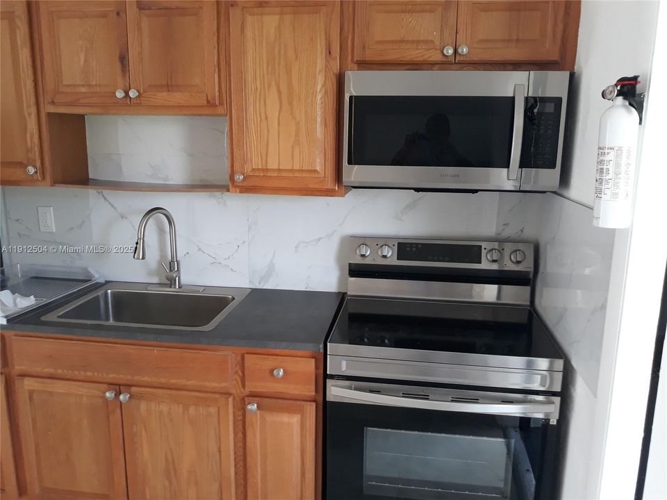 Recently Rented: $1,700 (2 beds, 1 baths, 750 Square Feet)