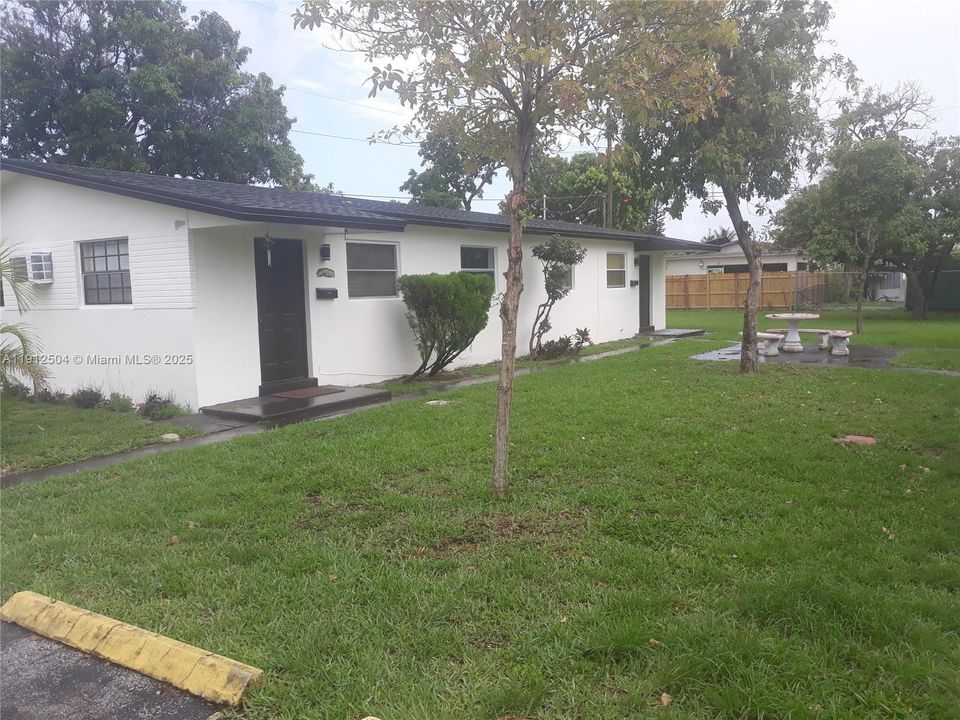 Recently Rented: $1,700 (2 beds, 1 baths, 750 Square Feet)