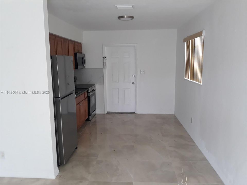 Recently Rented: $1,700 (2 beds, 1 baths, 750 Square Feet)