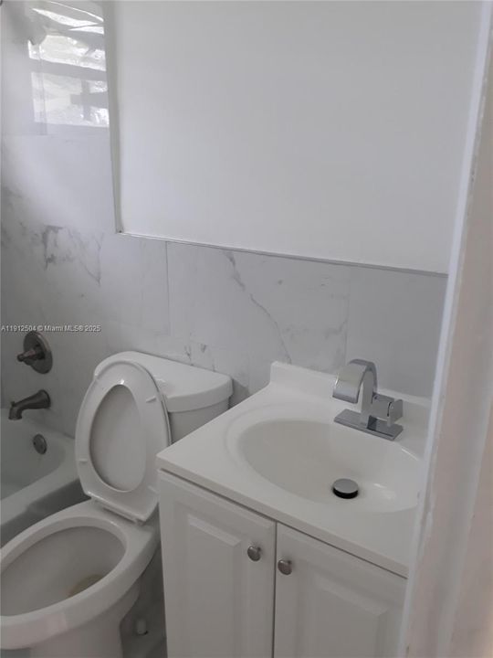 Recently Rented: $1,700 (2 beds, 1 baths, 750 Square Feet)