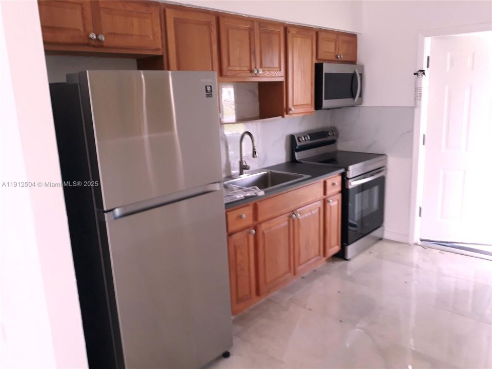 Recently Rented: $1,700 (2 beds, 1 baths, 750 Square Feet)