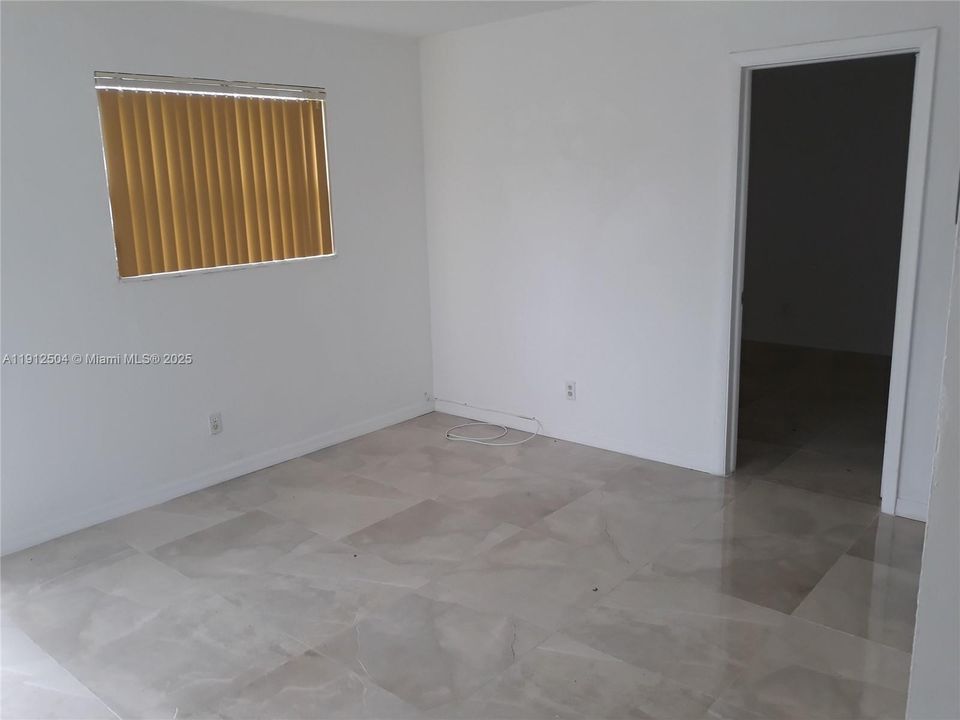 Recently Rented: $1,700 (2 beds, 1 baths, 750 Square Feet)