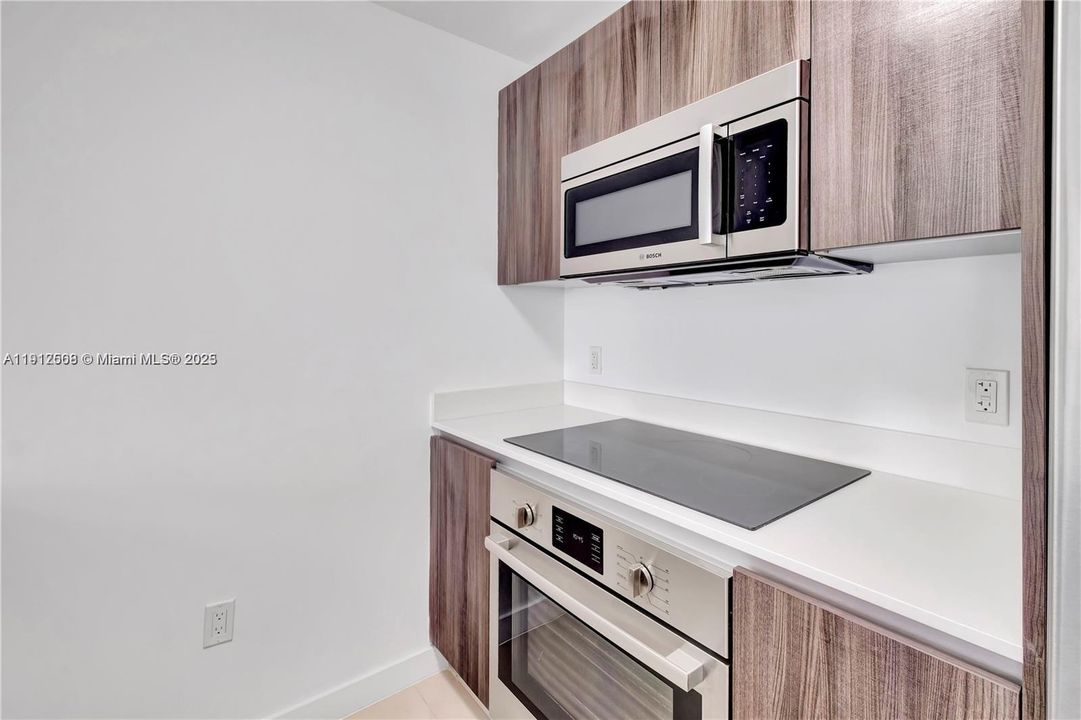 Recently Rented: $3,650 (1 beds, 1 baths, 745 Square Feet)