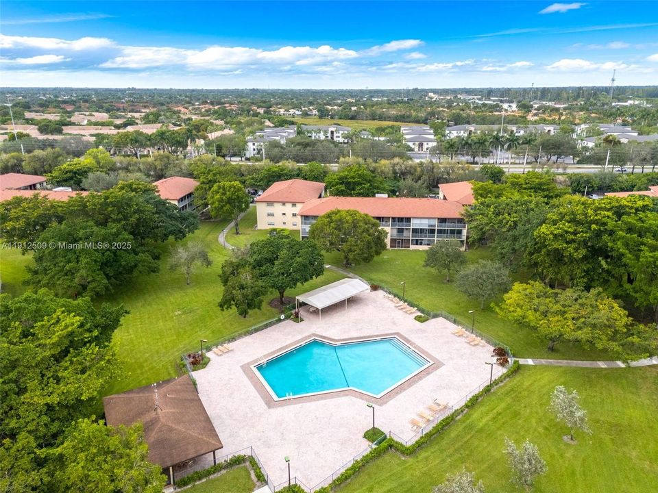 Active With Contract: $1,500 (1 beds, 1 baths, 811 Square Feet)