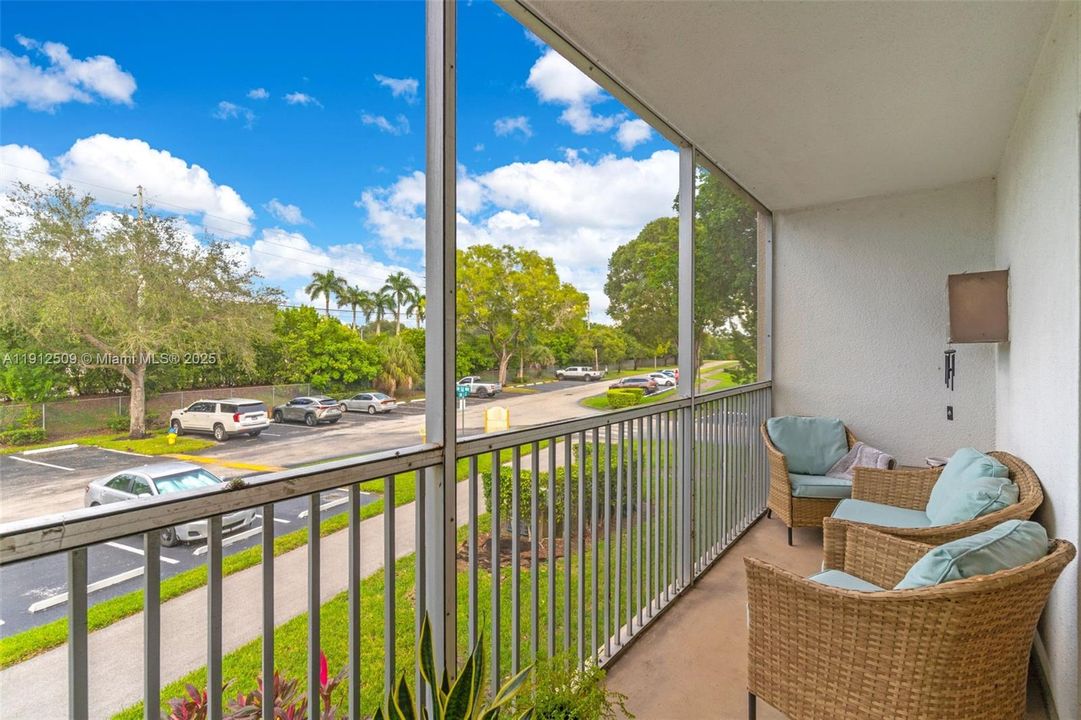 Active With Contract: $1,500 (1 beds, 1 baths, 811 Square Feet)