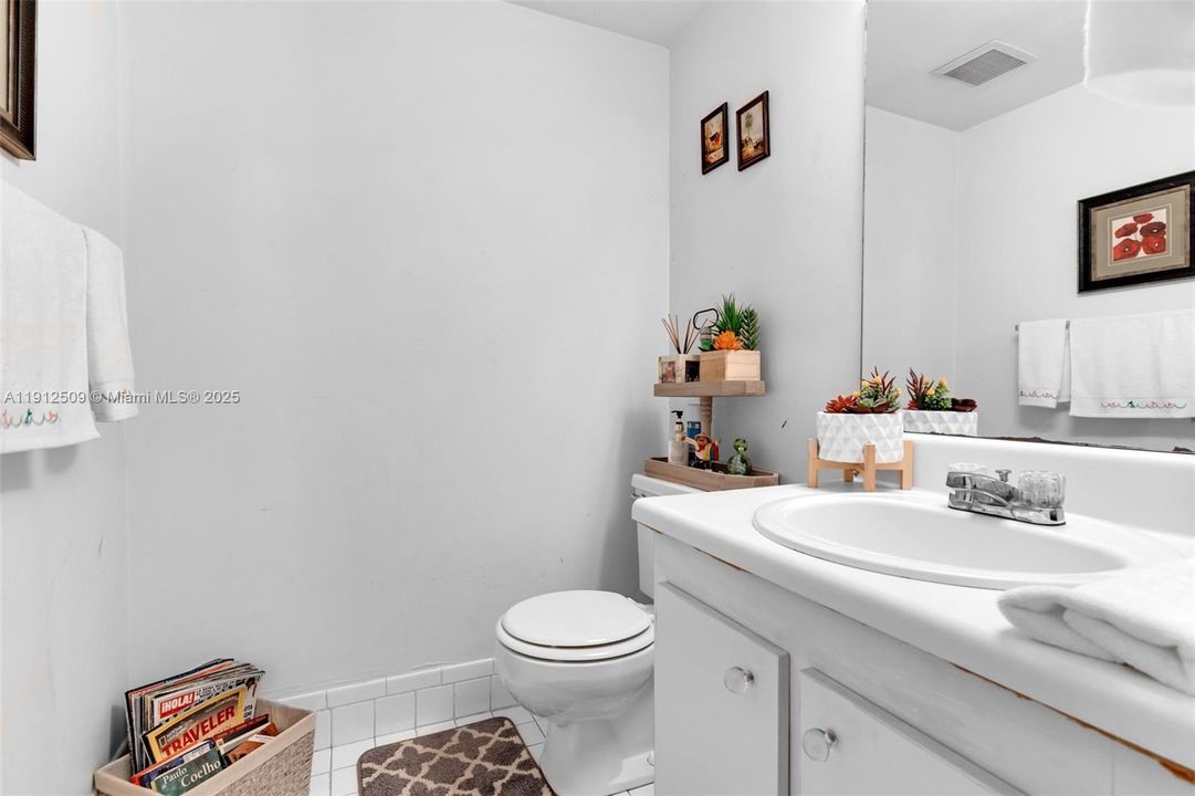 Active With Contract: $1,500 (1 beds, 1 baths, 811 Square Feet)