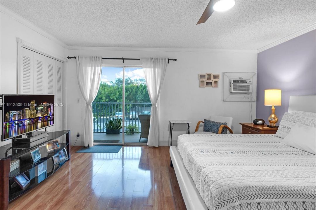 Active With Contract: $1,500 (1 beds, 1 baths, 811 Square Feet)