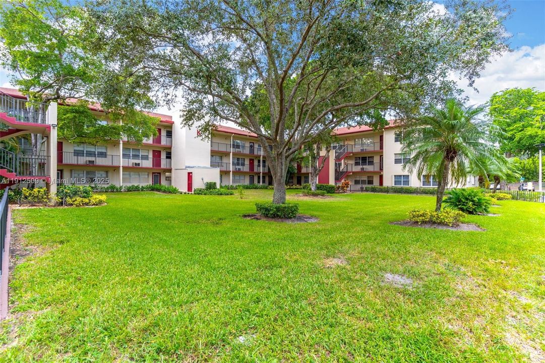 Active With Contract: $1,500 (1 beds, 1 baths, 811 Square Feet)