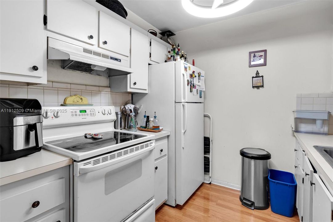 Active With Contract: $1,500 (1 beds, 1 baths, 811 Square Feet)