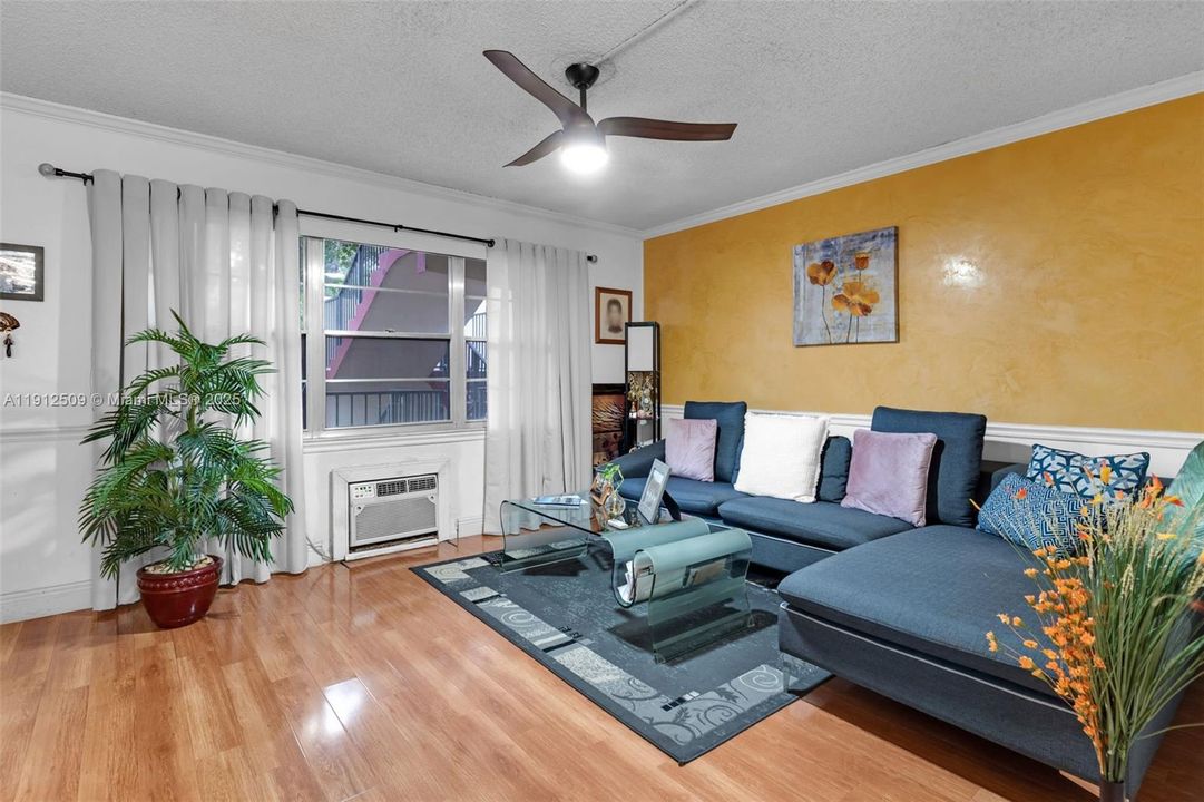 Active With Contract: $1,500 (1 beds, 1 baths, 811 Square Feet)