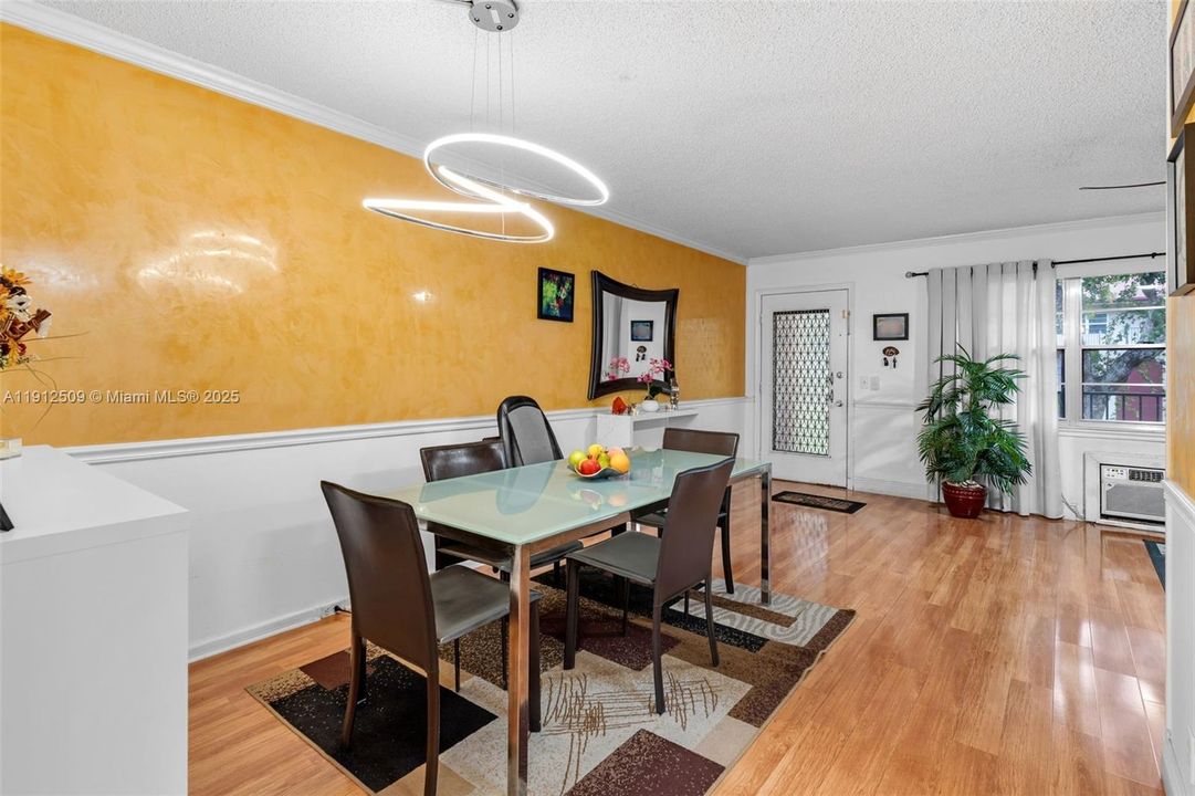 Active With Contract: $1,500 (1 beds, 1 baths, 811 Square Feet)