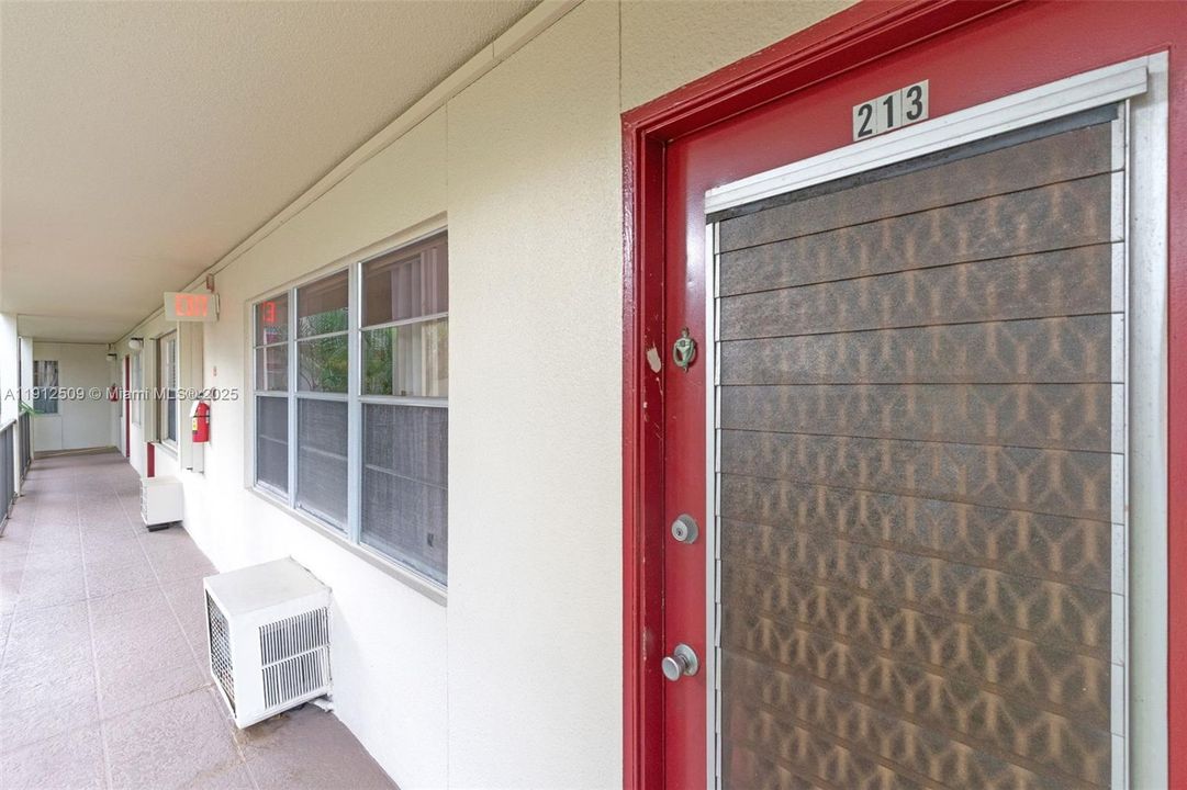 Active With Contract: $1,500 (1 beds, 1 baths, 811 Square Feet)