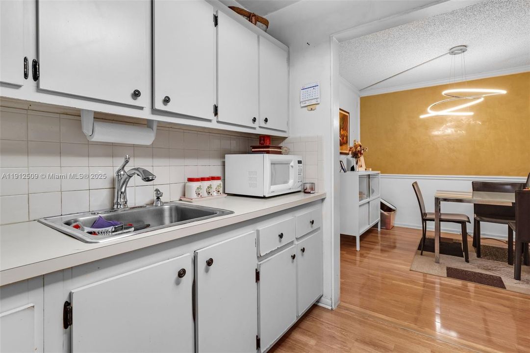 Active With Contract: $1,500 (1 beds, 1 baths, 811 Square Feet)