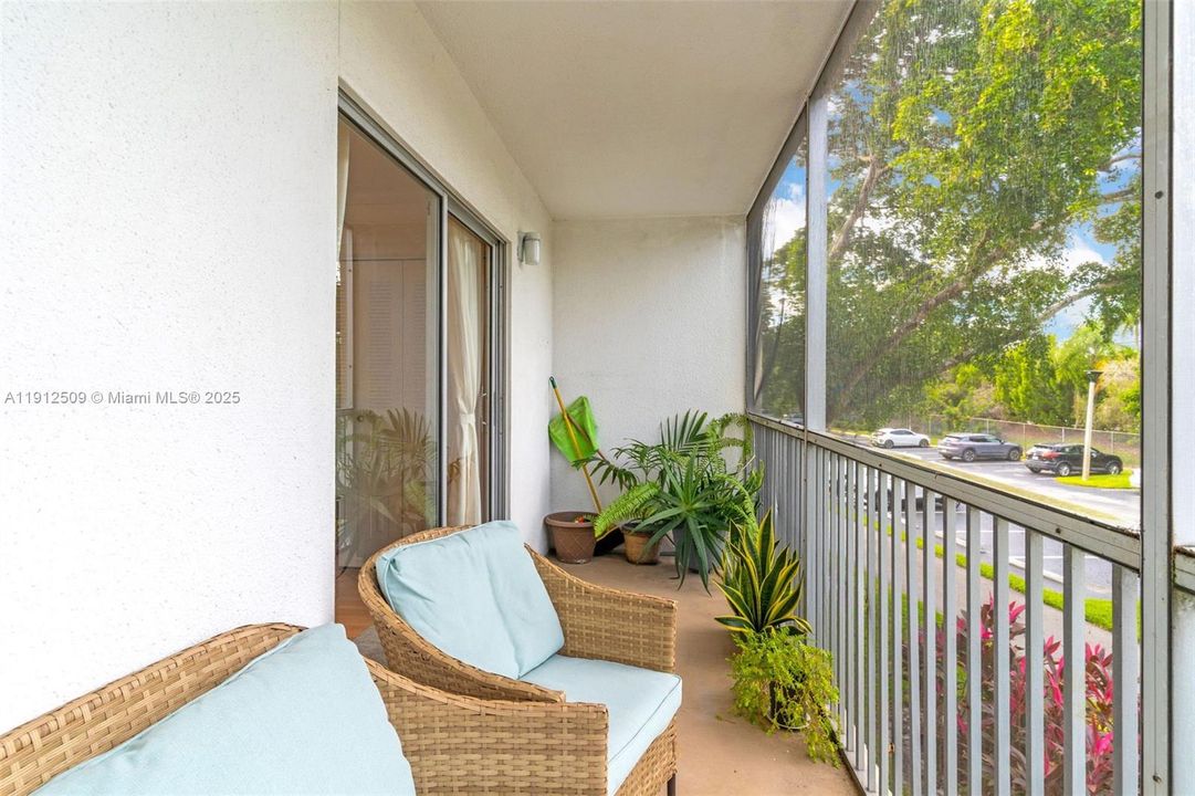 Active With Contract: $1,500 (1 beds, 1 baths, 811 Square Feet)