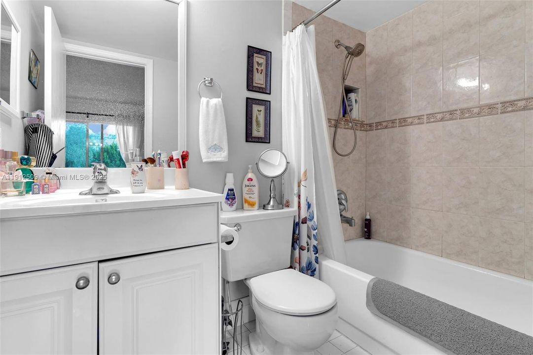 Active With Contract: $1,500 (1 beds, 1 baths, 811 Square Feet)