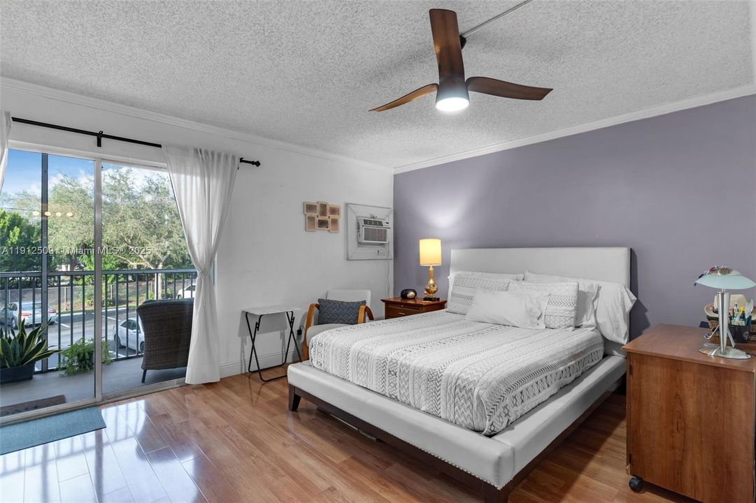 Active With Contract: $1,500 (1 beds, 1 baths, 811 Square Feet)