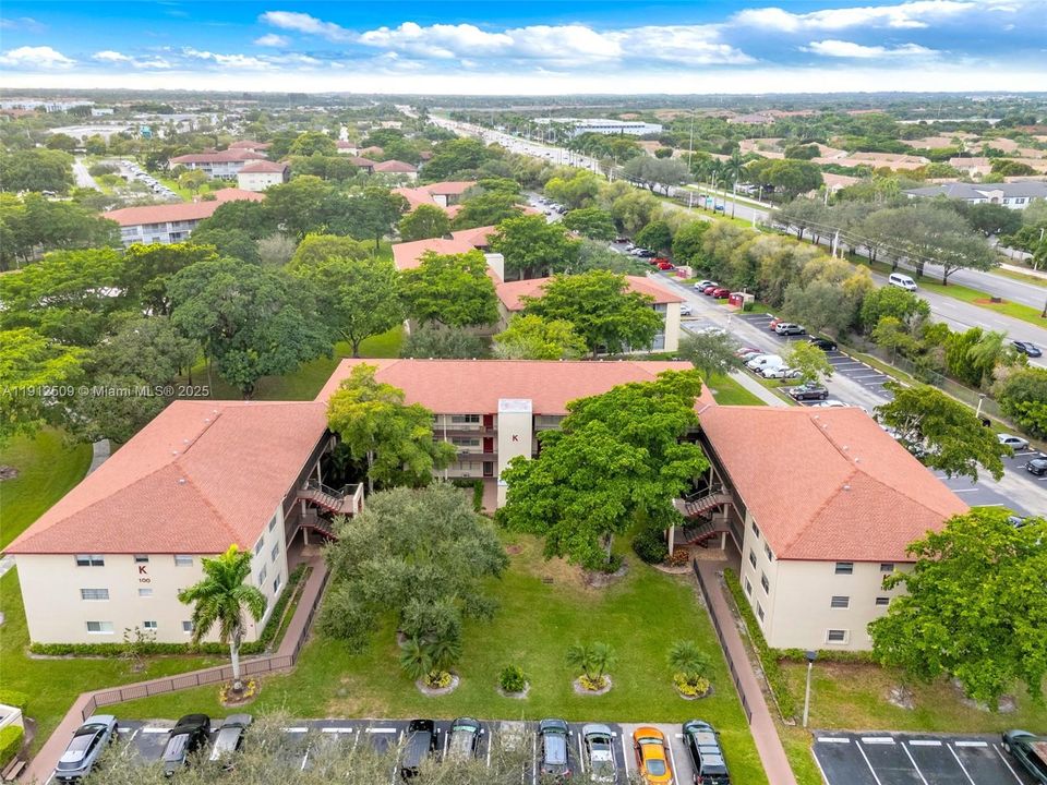 Active With Contract: $1,500 (1 beds, 1 baths, 811 Square Feet)