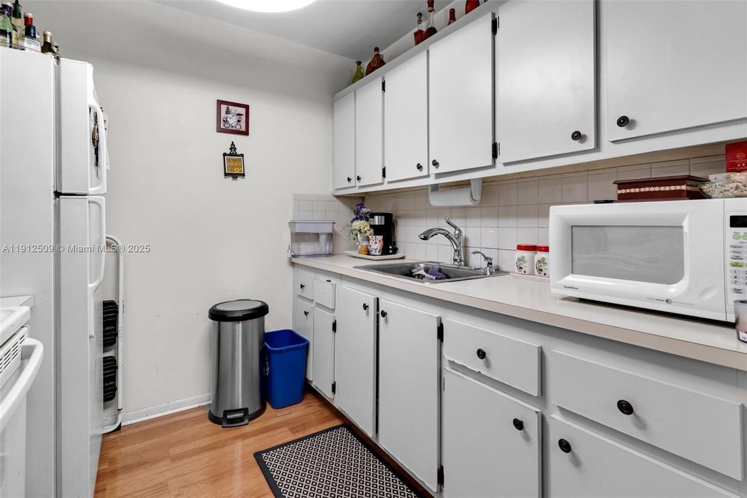 Active With Contract: $1,500 (1 beds, 1 baths, 811 Square Feet)