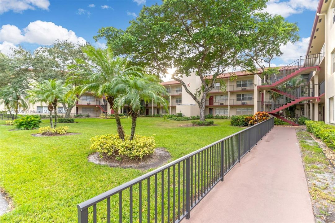 Active With Contract: $1,500 (1 beds, 1 baths, 811 Square Feet)