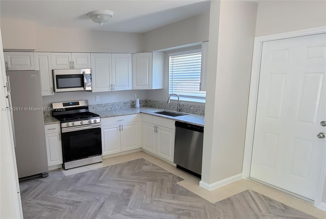 合同活跃: $1,900 (3 贝兹, 2 浴室, 1768 平方英尺)