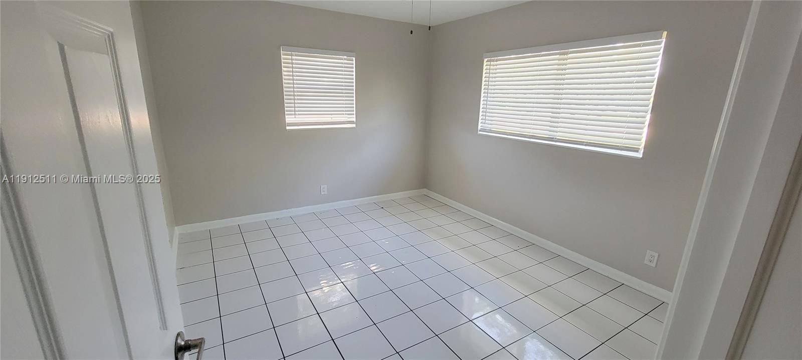 合同活跃: $1,900 (3 贝兹, 2 浴室, 1768 平方英尺)