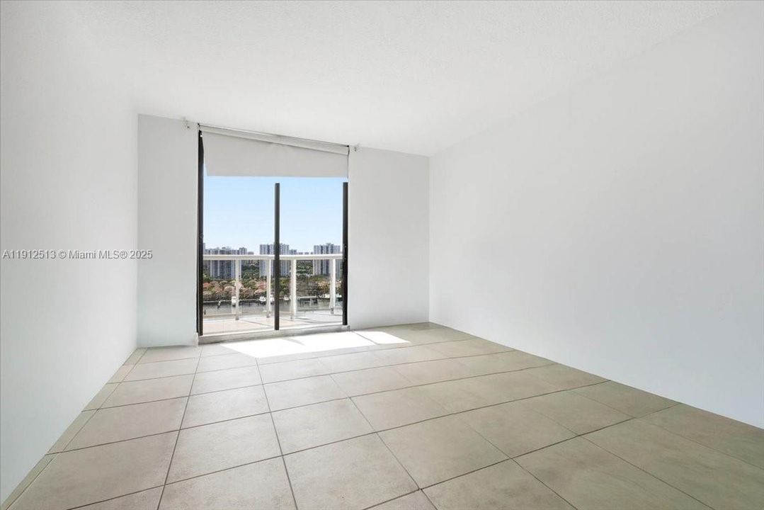 Activo con contrato: $649,900 (3 camas, 2 baños, 1870 Pies cuadrados)