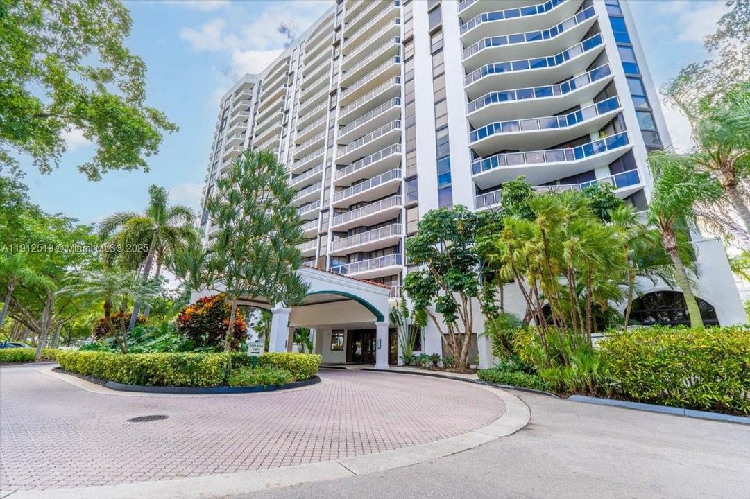 Activo con contrato: $649,900 (3 camas, 2 baños, 1870 Pies cuadrados)